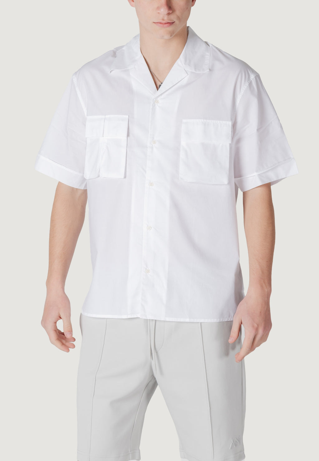 Camicia manica corta Antony Morato GRANADA RELAXED FIT WITH LOGOED METAL BADGE