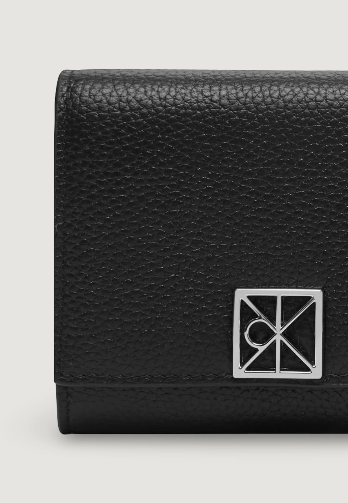 Portafoglio piccolo Calvin Klein EMBLEM HW PEBBLE TRIFOLD W/ZIP